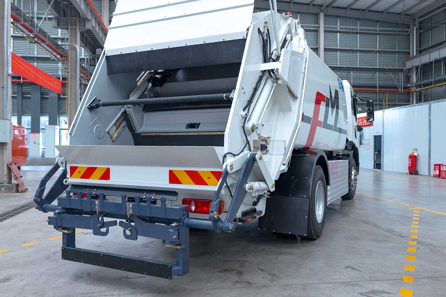 What is a rubbish bin truck? How is it different from a garbage truck?