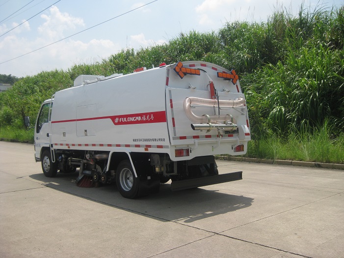 Sweeper Vacuum Trucks vs. Traditional Cleaning Methods: Which Wins the Battle?