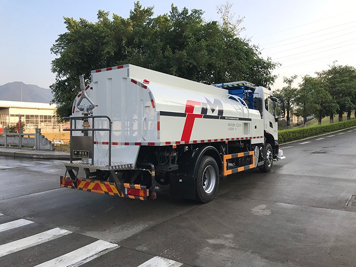 High specification water sprinkler units are mounted on water sprinkler trucks and utilize advanced high-pressure spray nozzles