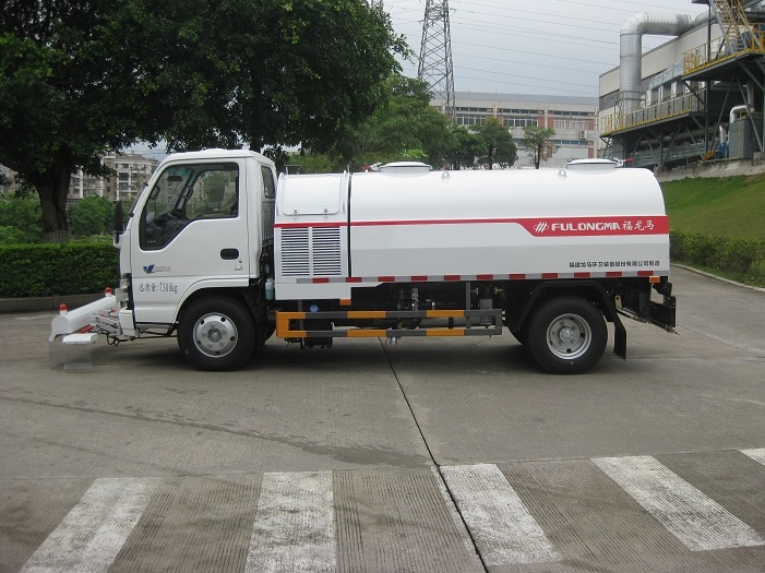 Why Are Water Sprinkler Trucks Essential for Urban Construction Projects
