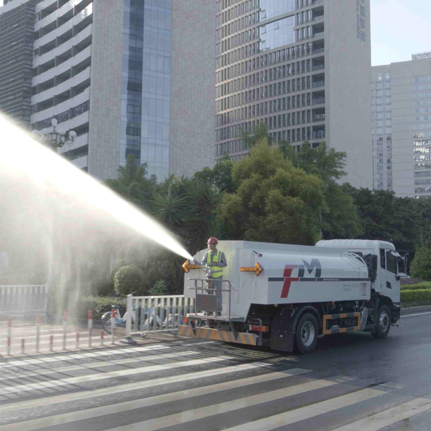Why Are Water Sprinkler Trucks Essential for Urban Construction Projects