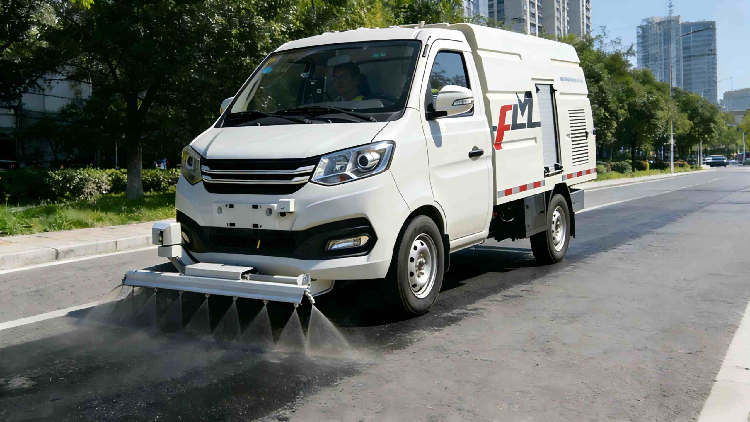 The FLM5030TYHCC6 road maintenance truck product configuration places the high-pressure pump
