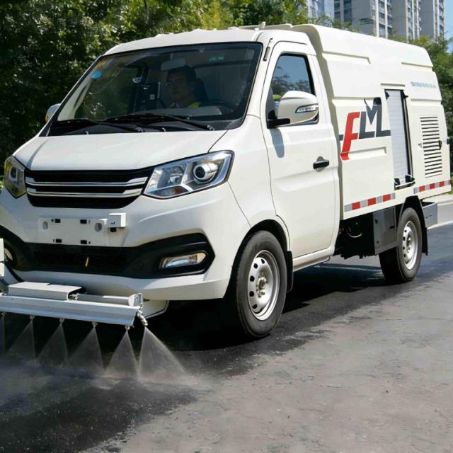 How a Road Maintenance Truck Cleans Oil Stains and Narrow Urban Pavements