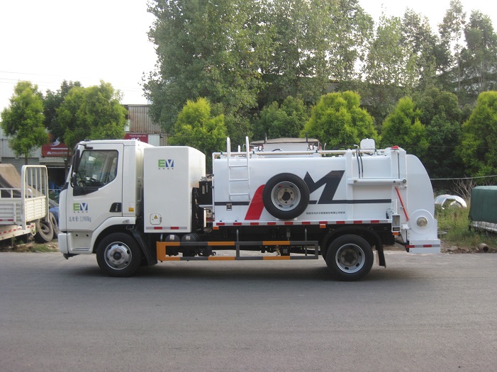Industrial kitchen waste treatment equipment with enclosed processing chambers