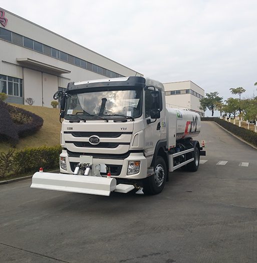 High-Pressure Cleaning Truck Applications: How Electric Water Trucks Improve Urban Road Maintenance