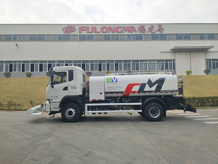 Electric water sprinkler truck for municipal road cleaning and dust suppression