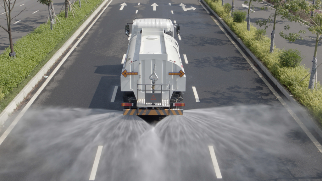 Rear high-pressure water gun on an electric road cleaning truck for targeted surface washing
