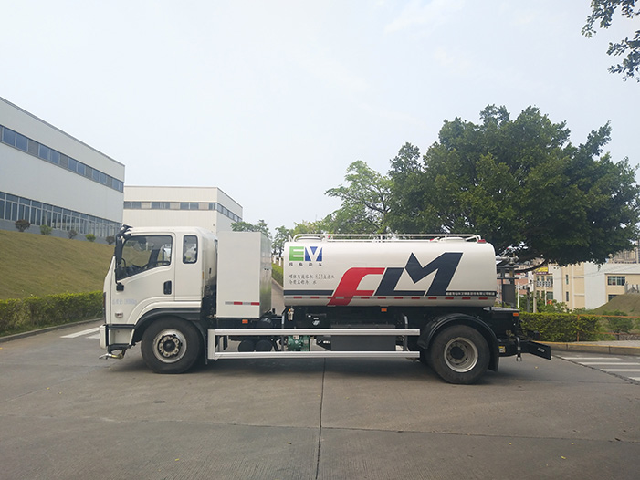 Rear high-pressure water gun on an electric road cleaning truck for targeted surface washing